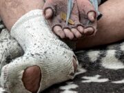 Un cerșetor din Iași a strâns aproape 500 de lei în doar trei ore. Polițiștii locali l-au lăsat fără bani