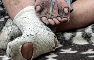 Un cerșetor din Iași a strâns aproape 500 de lei în doar trei ore. Polițiștii locali l-au lăsat fără bani