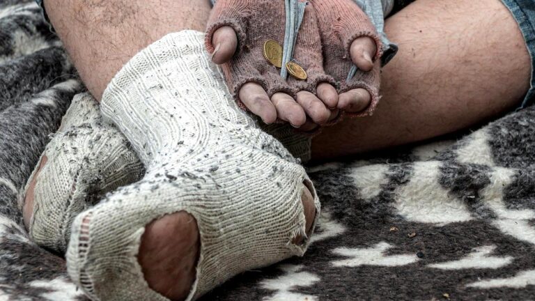 Un cerșetor din Iași a strâns aproape 500 de lei în doar trei ore. Polițiștii locali l-au lăsat fără bani