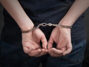 Un bărbat a fost arestat preventiv, după ce şi-a uitat pistolul în cabina de probă a unui magazin din București