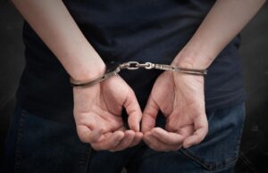 Un bărbat a fost arestat preventiv, după ce şi-a uitat pistolul în cabina de probă a unui magazin din București