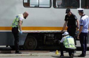 Incident grav în București. O șină s-a desprins, a trecut prin podeaua unui tramvai și a rănit un bărbat