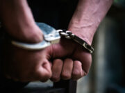 Un bărbat din Neamț a tâlhărit cu cuțitul un copil de 13 ani, apoi l-a trimis la cârciumă să-i cumpere băutură și țigări