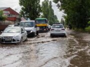 Imagini cumplite în Galați, după ce canalizarea a refulat prin bazinele wc-ului unui restaurant