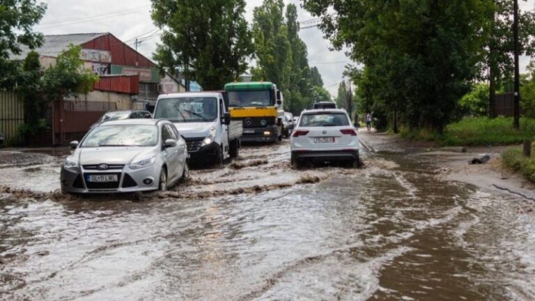 Imagini cumplite în Galați, după ce canalizarea a refulat prin bazinele wc-ului unui restaurant