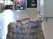 Părinţii l-au sunat şi i-au spus că îi vor trimite un pachet. Tânărul s-a dus la gară, a ridicat o geantă extrem de voluminoasă şi s-a îndreptat rapid spre camera de cămin, curios să vadă ce bunătăți i-a pregătit mama… Însă când a deschis-o, a avut parte de un șoc! Ce a găsit