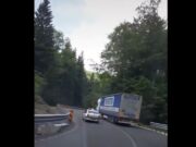 Maşină de Poliţie filmată în timpul unei depăşiri „criminale”. „Aia e, tată, pe linie continuă, du-te că e curbă”