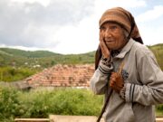 Îngeri pentru Emilia, femeia din vârf de deal căreia i se șterge memoria în fiecare dimineață