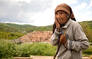 Îngeri pentru Emilia, femeia din vârf de deal căreia i se șterge memoria în fiecare dimineață