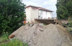 Bombă de aviaţie de circa 50 kg, găsită în apropierea gării din Războieni