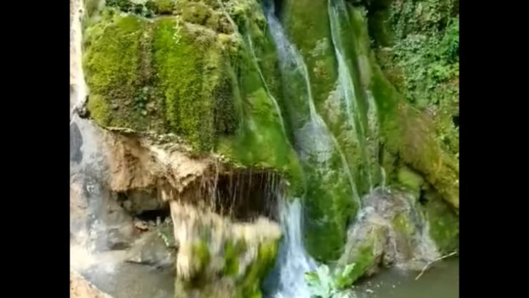 Momentul în care Cascada Bigăr se prăbuşeste