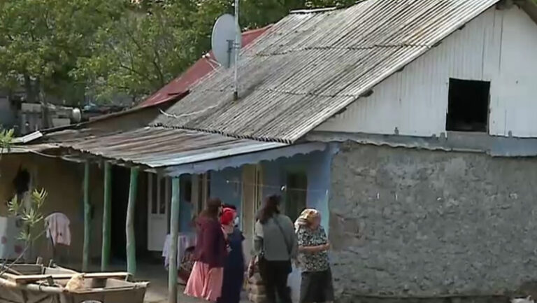 Fetele din Iași intoxicate cu insecticid vor fi duse la un centru de plasament. Nu sunt în siguranță cu familia