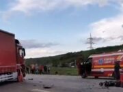 Accident cumplit în Dâmbovița! Doi oameni au murit și șapte copii au ajuns în stare gravă la spital după ce un microbuz școlar s-a ciocnit cu o mașină