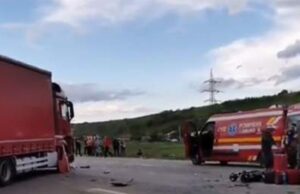 Accident cumplit în Dâmbovița! Doi oameni au murit și șapte copii au ajuns în stare gravă la spital după ce un microbuz școlar s-a ciocnit cu o mașină