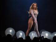 Jennifer Lopez şi Ben Affleck, surprinşi în ipostaze romantice. Cei doi au fost filmaţi în timp ce se sărutau pasional într-un restaurant