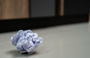 O femeie răpită de câteva luni a fost salvată, după ce a lăsat bilețele în toalete publice