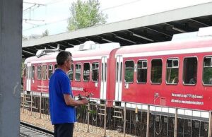 Acest bărbat a fost suprins în gara din Iași cu un trandafir în mână. Cu i l-a oferit. Gestul său a stârnit emoție