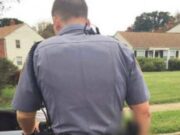 Polițistul a oprit-o, i-a cerut să-și deschidă portbagajul, ea a început să-l filmeze crezând că se va termina rău, dar când a văzut ce face nici n-a știut ce să creadă.