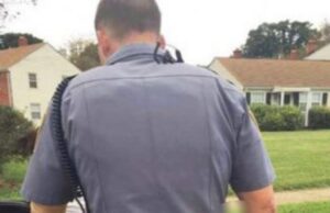 Polițistul a oprit-o, i-a cerut să-și deschidă portbagajul, ea a început să-l filmeze crezând că se va termina rău, dar când a văzut ce face nici n-a știut ce să creadă.