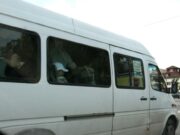 Bărbat luat la bătaie într-un microbuz din Argeș, din cauza aerului condiționat. Șoferul, printre agresori