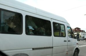 Bărbat luat la bătaie într-un microbuz din Argeș, din cauza aerului condiționat. Șoferul, printre agresori
