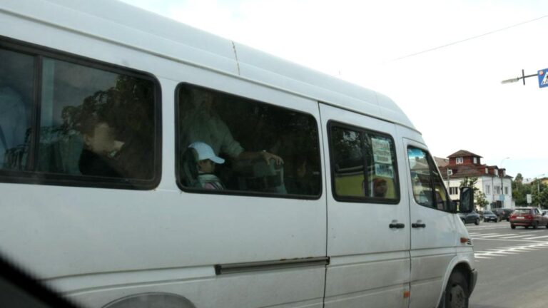 Bărbat luat la bătaie într-un microbuz din Argeș, din cauza aerului condiționat. Șoferul, printre agresori
