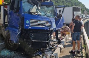 Accident rutier grav pe DN6, în Mehedinți, cu trei autovehicule implicate. Un tânăr de 25 de ani a murit