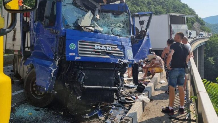 Accident rutier grav pe DN6, în Mehedinți, cu trei autovehicule implicate. Un tânăr de 25 de ani a murit