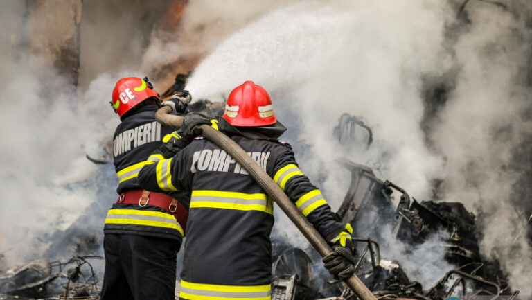 Incendiu puternic într-o hală de reciclare din Popești Leordeni. 10 victime, dintre care 5 sunt în stare gravă
