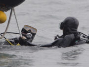 O mașină a căzut în Dunăre. Doi bărbați sunt căutați de scafandri, unul a fost salvat