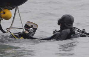 O mașină a căzut în Dunăre. Doi bărbați sunt căutați de scafandri, unul a fost salvat