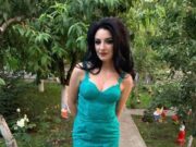 Nimeni n-o crede pe această româncă superbă când spune care este meseria ei. Culmea! Logodnicul ei o suportă şi aşa.