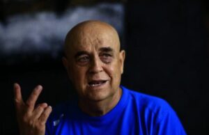 Impresarul lui Benone Sinulescu acuză familia artistului că nu l-a dus de urgenţă la spital, după ce l-a găsit inconştient: N-au crezut că e ceva rău