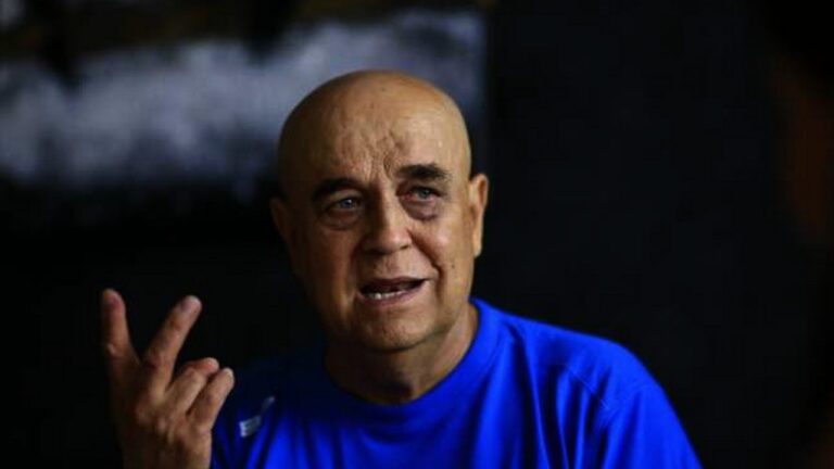 Impresarul lui Benone Sinulescu acuză familia artistului că nu l-a dus de urgenţă la spital, după ce l-a găsit inconştient: N-au crezut că e ceva rău