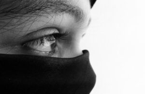 „Am fost scoasă la vânzare online pentru că sunt musulmană”. Șocul trăit de zeci de femei care s-au văzut trecute la „oferta zilei”