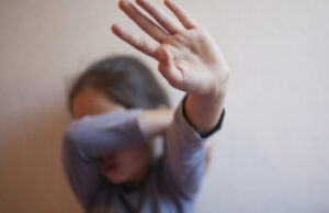 Fetiţă de 10 ani, agresată sexual de mai mulţi adolescenţi într-o baie publică. Scena a fost filmată și postată pe o rețea socială