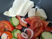 Și tu ai mâncat la prânz salată de roșii românească? Află că este mâncarea europeană de vară cu cele mai puține calorii