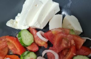 Și tu ai mâncat la prânz salată de roșii românească? Află că este mâncarea europeană de vară cu cele mai puține calorii