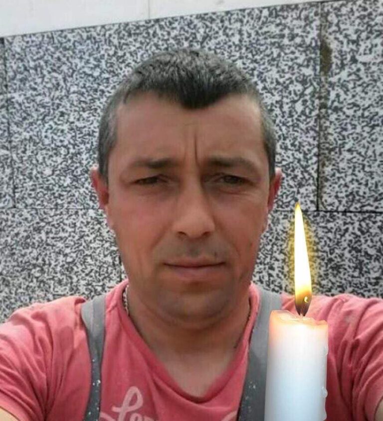 Sâmbătă Seara A Fost La Un Grătar Împreună Cu Familia. Din Senin L-Au Luat Durerile De Spate.
