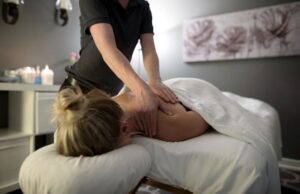 A SIMȚIT CĂ MASEURUL FOLOSEA DOAR O MÂNĂ. CÂND A VĂZUT CE FĂCEA CU CEALALTĂ, FEMEIA A ÎNCREMENIT!