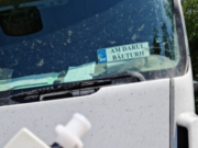 Polițiștii din Timiș au tras pe dreapta un șofer de TIR cu o plăcuță ”Am darul băuturii” în parbriz. Omul avea dreptate. Ce alcoolemie i-au găsit