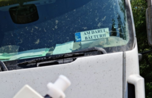 Polițiștii din Timiș au tras pe dreapta un șofer de TIR cu o plăcuță ”Am darul băuturii” în parbriz. Omul avea dreptate. Ce alcoolemie i-au găsit