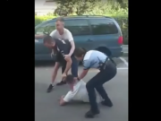 Bătaie cu poliţiştii pe o stradă din Botoşani. Ce a păţit o poliţistă implicată în conflict