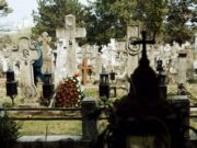 Caz revoltător în Dolj! Un preot ar fi incendiat mai multe morminte după ce familiile nu au plătit taxa pentru locul de veci