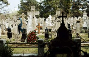 Caz revoltător în Dolj! Un preot ar fi incendiat mai multe morminte după ce familiile nu au plătit taxa pentru locul de veci