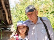 Vi-l mai aduceți aminte pe bunicul Petre care își creștea singur nepoata într-o casă din chirpici?