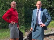 Are 61 de ani, e inginer și adoră să poarte tocuri și fuste