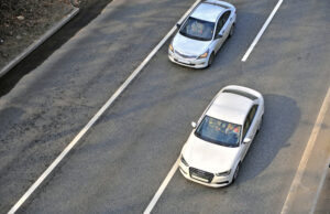 Doi copii, de 6 și 8 ani, au condus o mașină până la cea mai apropiată parcare, după ce tatăl lor a fost împușcat mortal