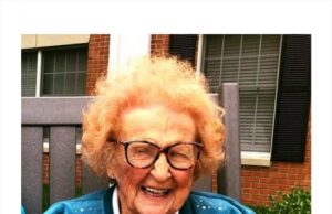 O pensionară se căsătorește la vârsta de 103 ani. Spune că este foarte îndrăgostită și că dragostea nu are vârstă. Câți ani are partenerul său.–>>