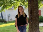 O mamă i-a făcut fiicei sale această fotografie, în curtea casei, și a urcat-o Facebook: Cum au văzut poza, prietenii și rudele i-au scris îngrijorați.. Imediat cum a citit comentariile, mama s-a dus repede la fiica ei! Detaliul cutremurător observat în fotografie…